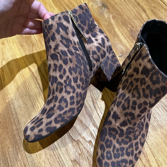 Sam & Libby Women’s Eliza Leopard Animal Print Block Heel Booties Mob Wives - Picture 5 of 10